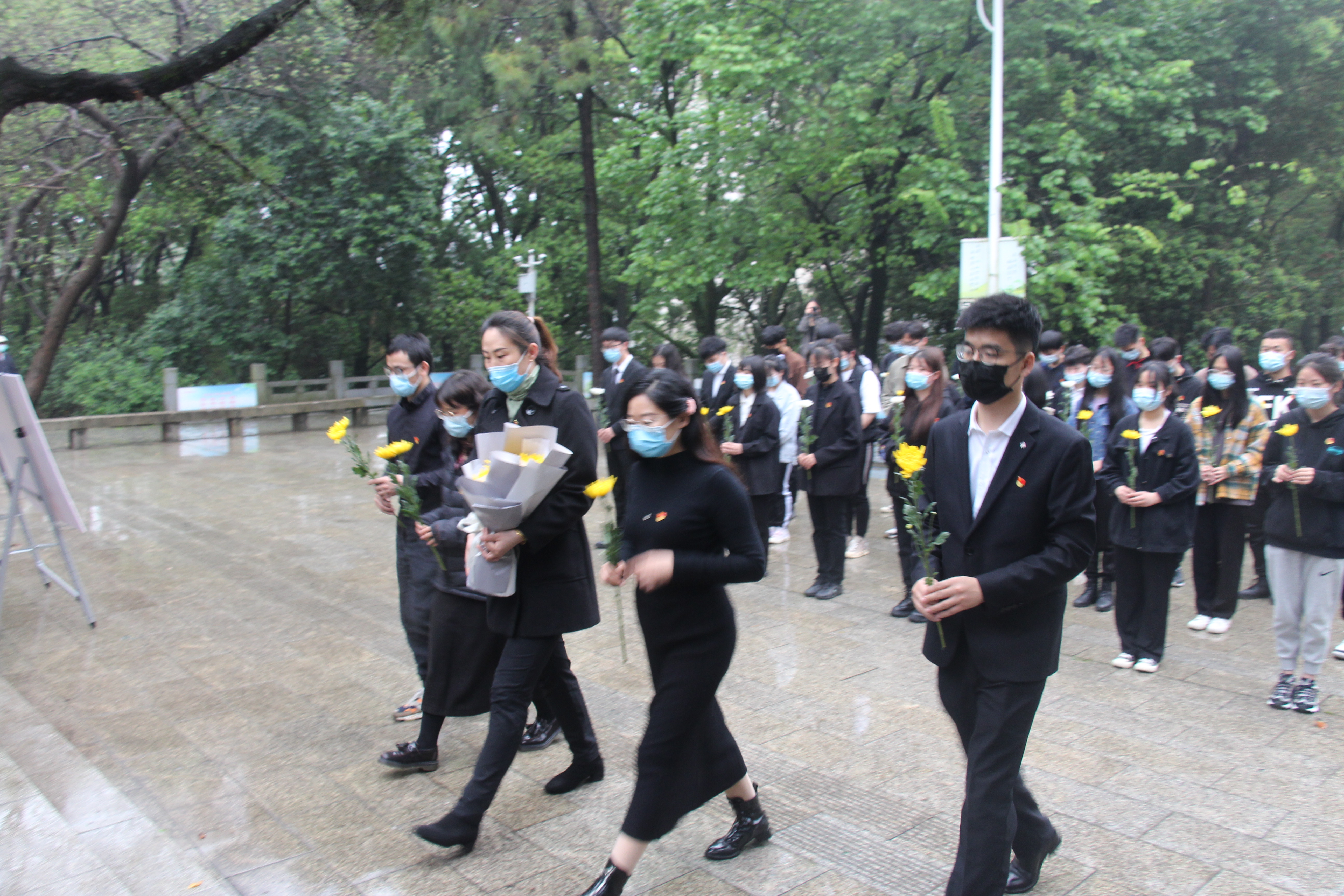 計算機學院,信創學院師生赴施洋烈士陵園開展清明祭掃活動